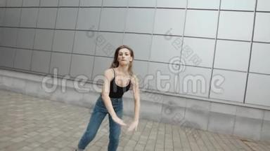女子舞蹈表演现代<strong>街舞</strong>摆姿势，自由式街头，城市